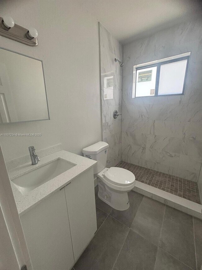 Foto del edificio - 600 NE 142nd St