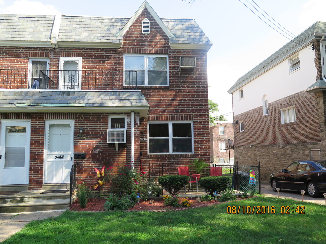 Front entrance - 414 Glen Echo Rd