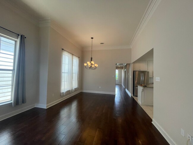 Building Photo - 3 Bedroom House off Nicholson with Communi...