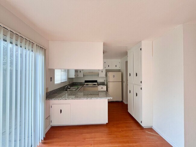 Foto del edificio - Adorable 3-bedroom, 1.5-bath condo just a short walk to Davis Senior High School. Enjoy $500 off ...