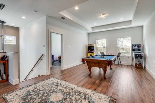 Building Photo - 324 S Main St