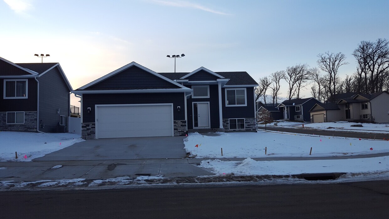 Foto principal - 6703 Clarkia Dr NW