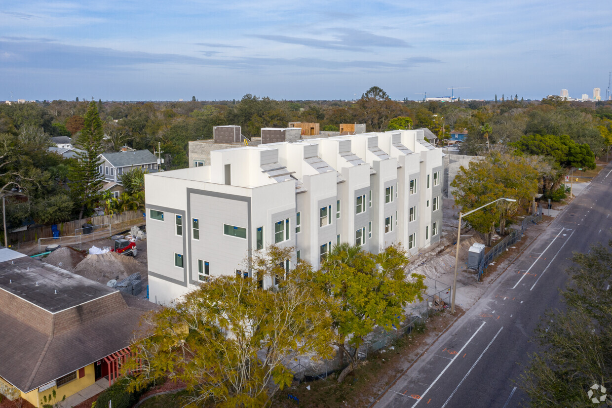 Foto principal - Six Point Row Townhomes