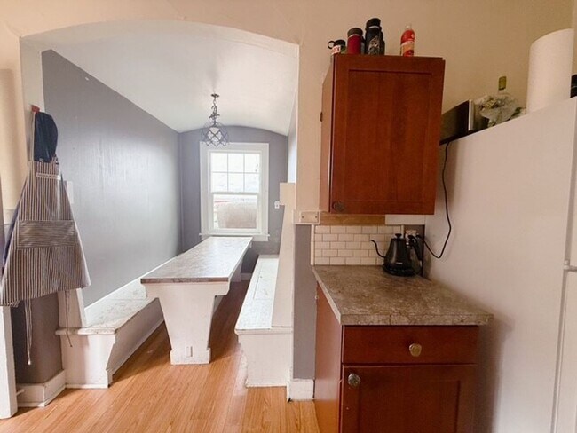 Building Photo - 3 & 4 Bedroom Units Just Steps from WWU