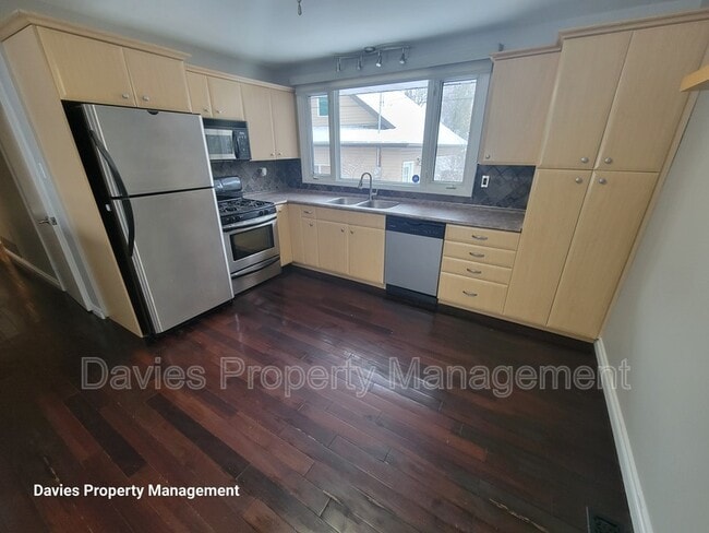 Building Photo - 9239-9148 148 St NW