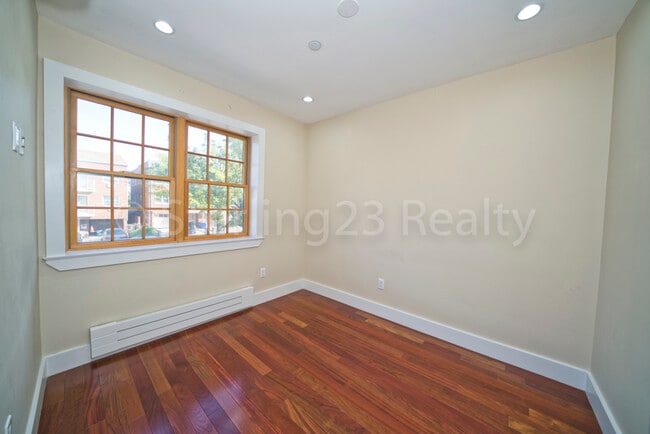 Building Photo - 2108 Steinway St