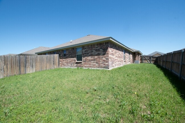 Building Photo - 613 Kendra Dr