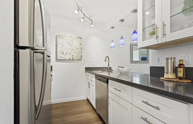 Building Photo - Beautifully Remodeled 1BD/1BA Condo – Pet ...