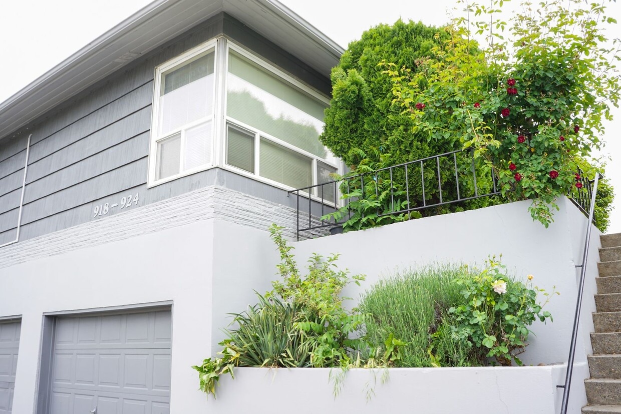 Foto principal - Updated Vintage 2Bed Courtyard Flat w/ AC & DW by Mt. Tabor!