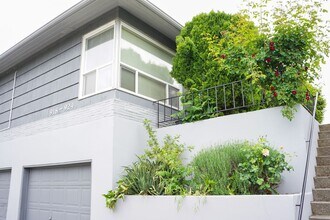 Building Photo - 932 SE 50th Ave