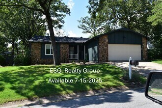 Building Photo - 2 Pinecrest Ln