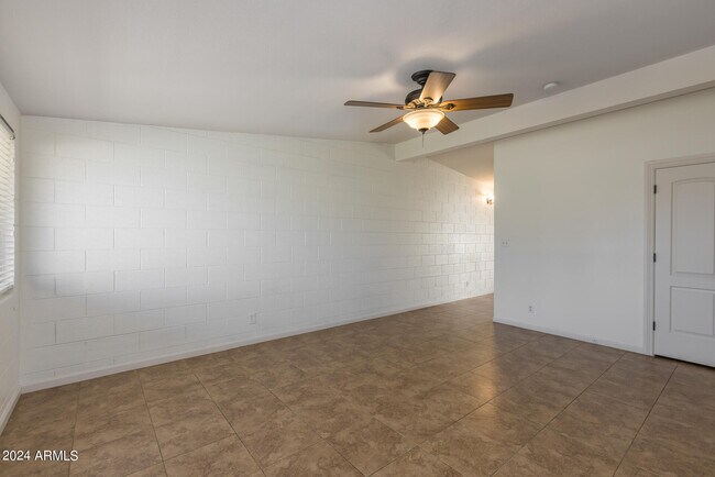 Foto del edificio - 7025 E Wilshire Dr