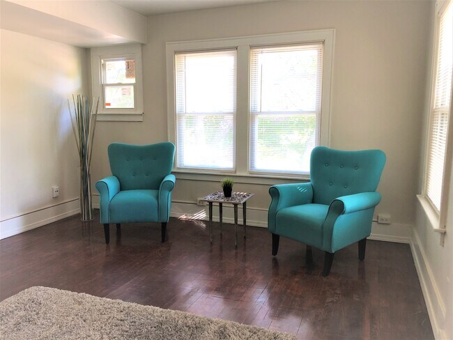 Apartamento 2 Sala de estar - 1023 Washtenaw- The Flats!