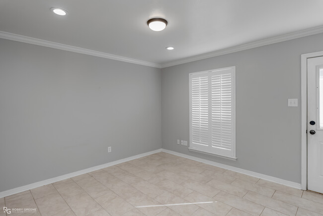 Building Photo - 10043 Raintree Dr