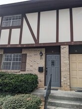 Building Photo - 2960 N Dekalb Dr