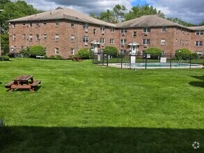 Building Photo - 5 Colonial Village Dr