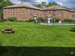 Building Photo - 5 Colonial Village Dr