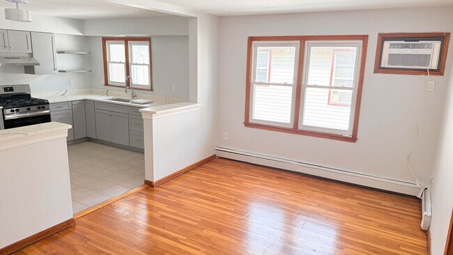 Foto del edificio - Charming 3BR , 2 BTHRM Duplex in Elizabeth