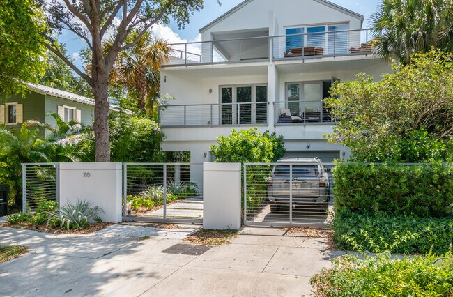 Building Photo - 26 SE 10th Ave