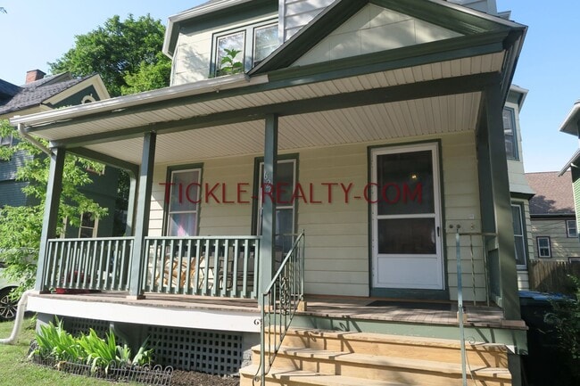 Building Photo - 626 University Ave