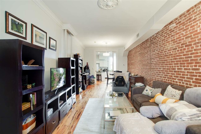 Foto del edificio - 1028 Hudson St