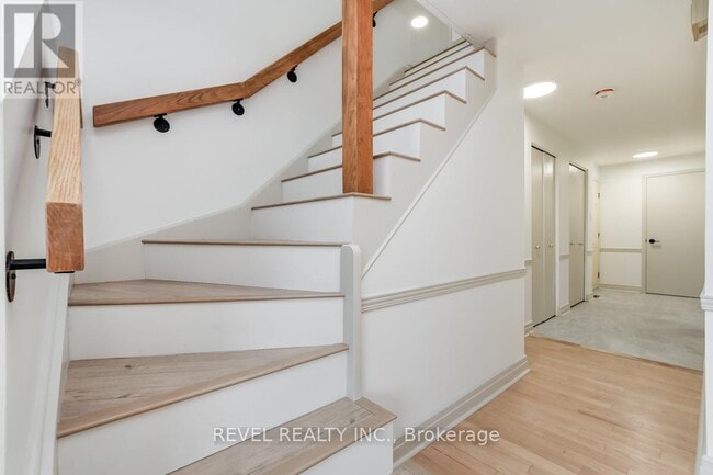 Building Photo - 5 Sandhurst Ct