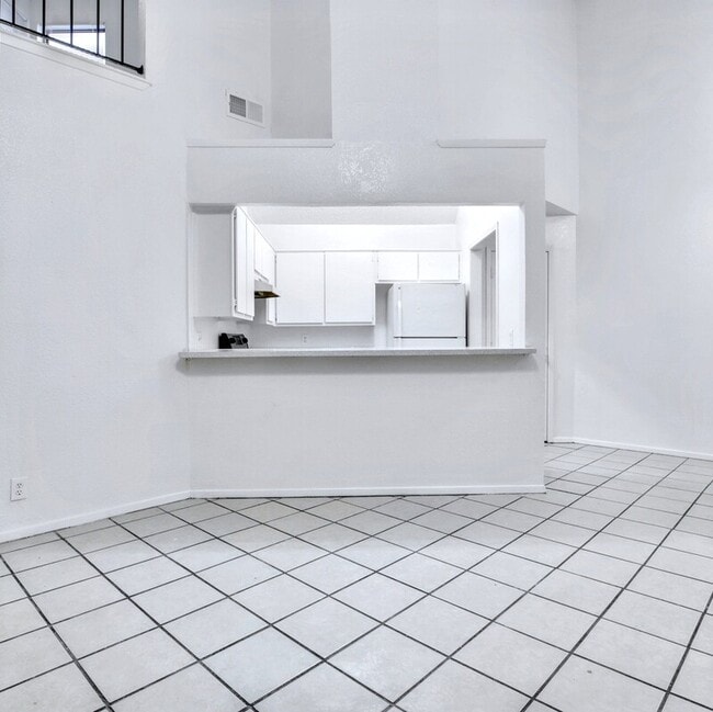 Building Photo - 1705 La Salle Dr