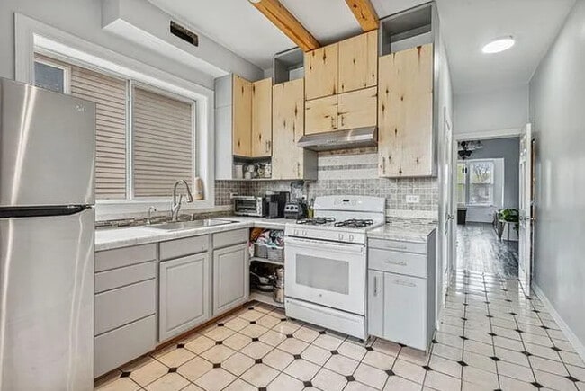 Building Photo - 4833 N Ashland Ave