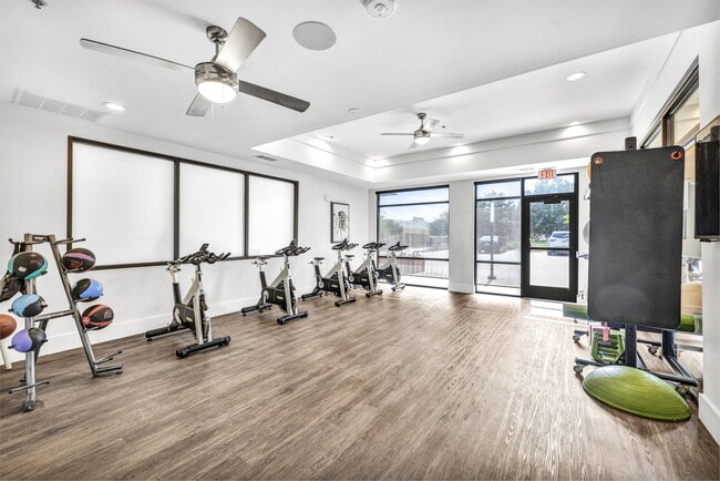 Amplio gimnasio abierto con bicicletas en Markethaus 3700 en Plano, Texas. - Markethaus 3700