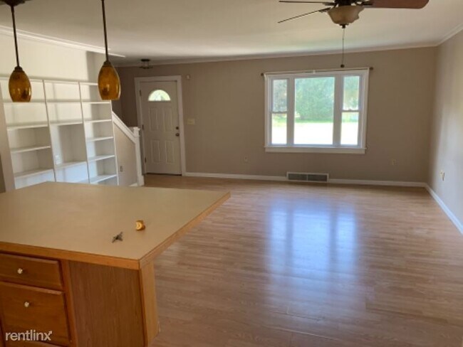Building Photo - 3 br, 1 bath House - 29 Oak Ave