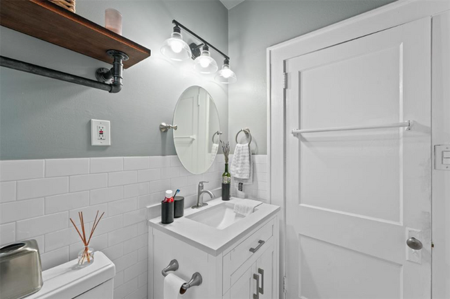 Building Photo - 2408 White Oak Dr