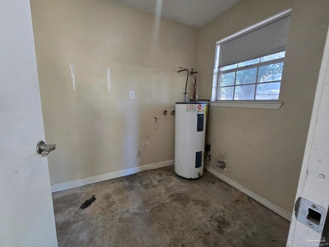 Foto del edificio - 4609 Saufley Field Rd