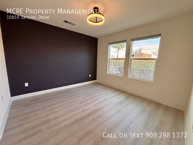 Foto del edificio - 10859 Skyline Dr