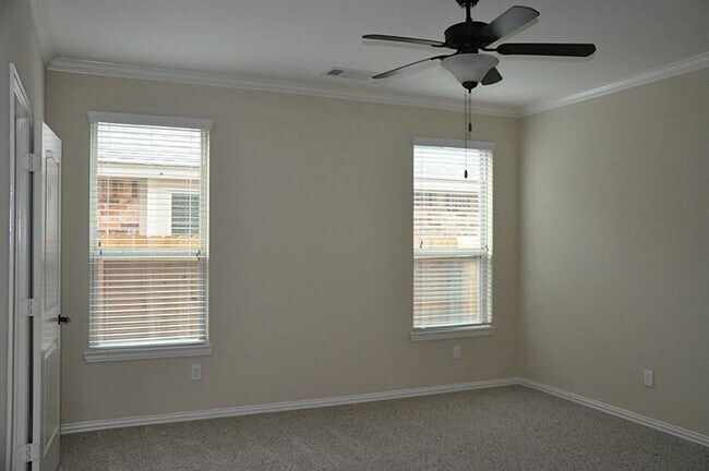 Foto del edificio - 18015 Tall Chestnut St