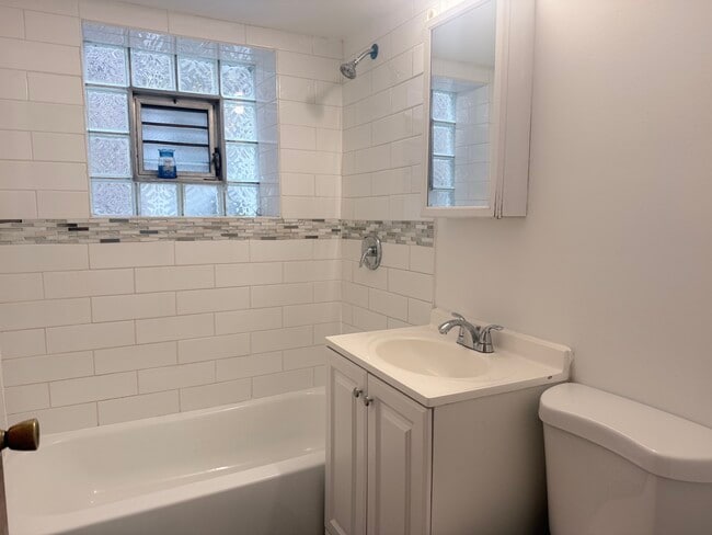 Foto del edificio - 1633 W 38th St