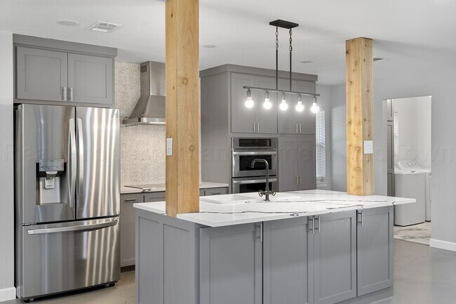 Building Photo - Charming Newly Renovated Home in in Grand ...