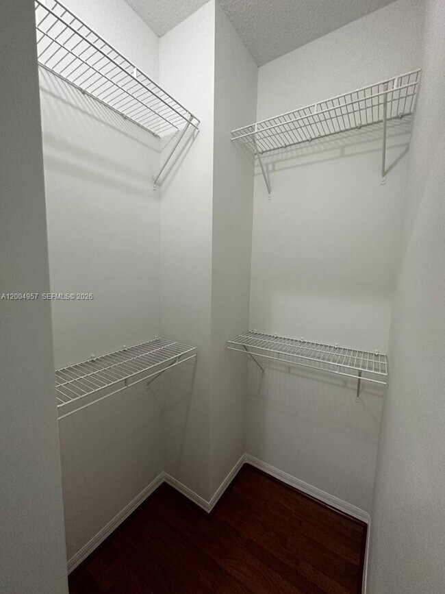 Foto del edificio - 3070 Red Mangrove Ln S
