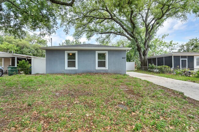 Foto del edificio - Centrally located 4 bedroom 2 bath home bu...