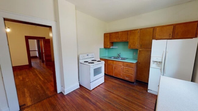 Building Photo - 6 BEDROOMS + 2 FULL BATHROOMS Single Famil...