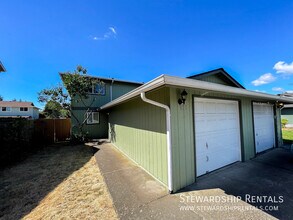 Building Photo - 757 N Cloverleaf Loop
