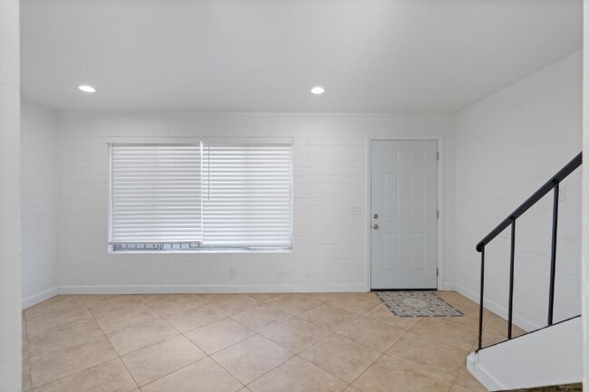 Building Photo - 2304 N 10th Ave