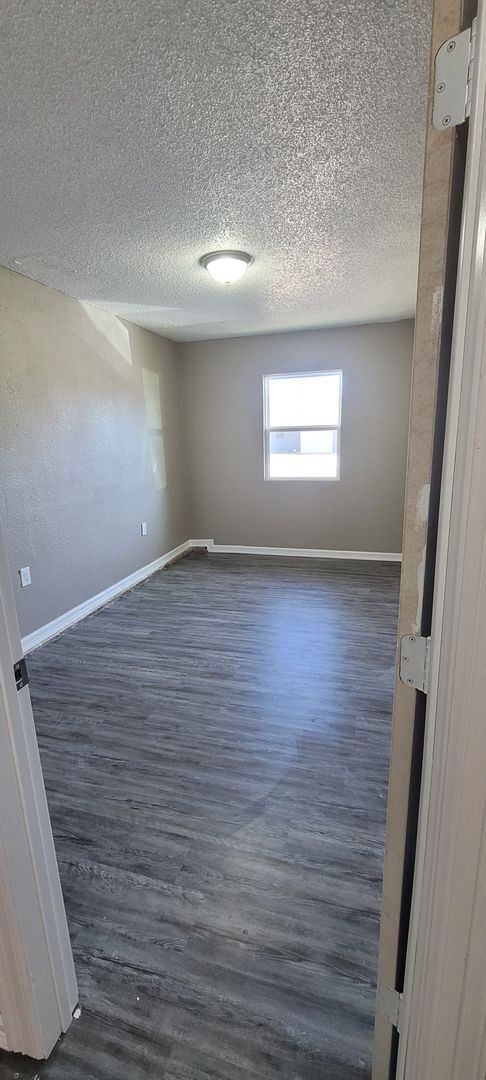 Building Photo - Charming 5 Bedroom House