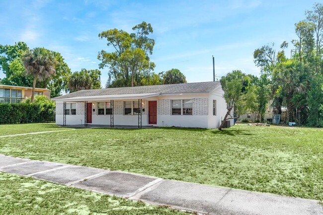 Building Photo - Downtown Vero Location - 2/1 Duplex