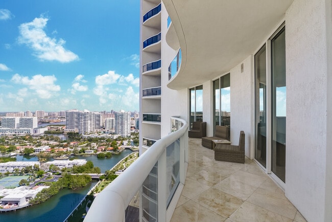 Building Photo - 15901 Collins Ave