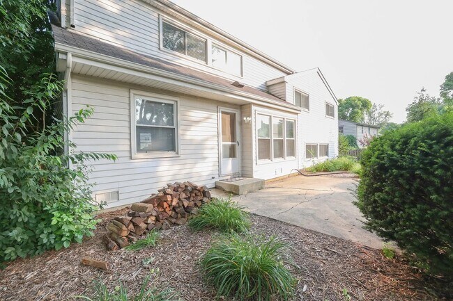 Foto del edificio - 1329 Stonegate Rd