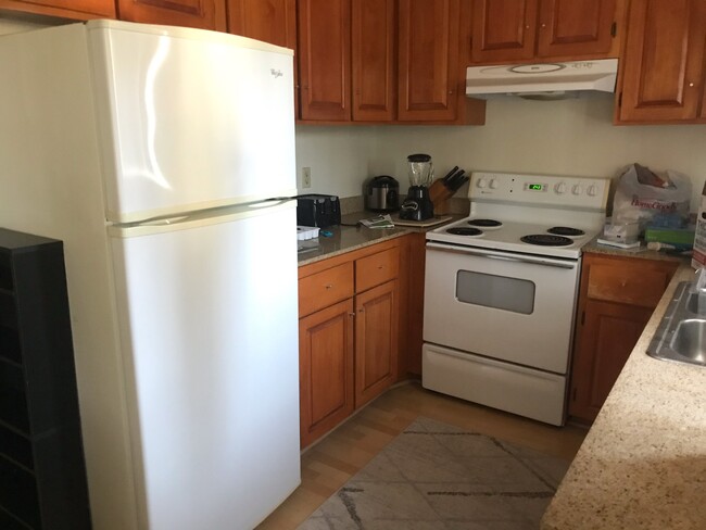 Kitchen with large granit counters - 3557 Kenora Dr