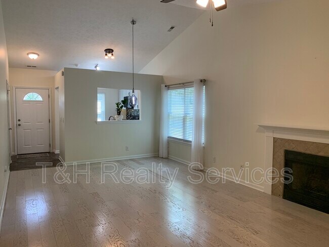 Building Photo - 560 Grand Woods Dr