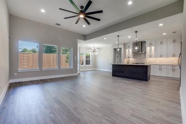 Foto del edificio - 8231 Forest Ln