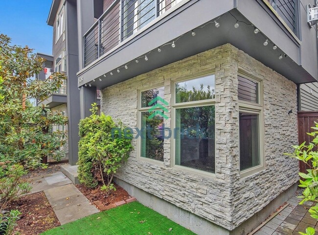 Building Photo - 3BR / 3BA Single-Family Home in Desirable Seattle Neighborhood