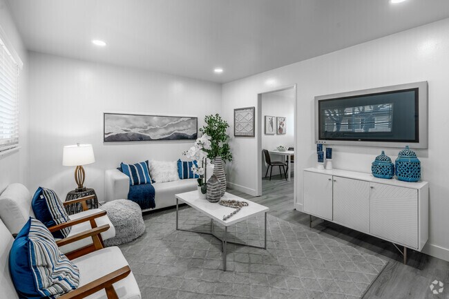 2 habitaciones, 1 baño - 669 pies cuadrados - Sala de estar - 870-899 S Philadelphia St.